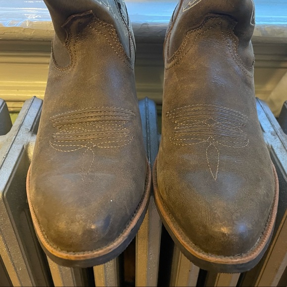 Beautiful Country Outfitter Boots! - Picture 2 of 4